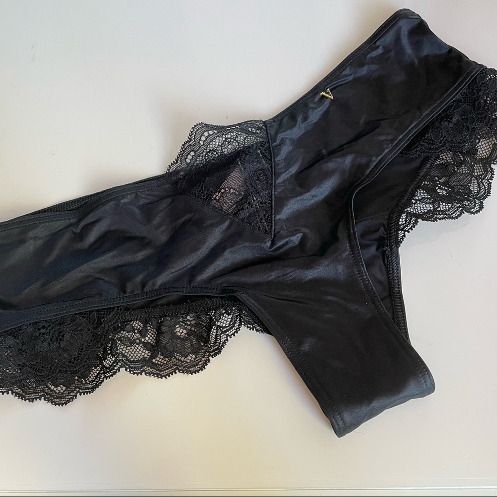 VICTORIA’S SECRET very sexy black lace cheeky panty